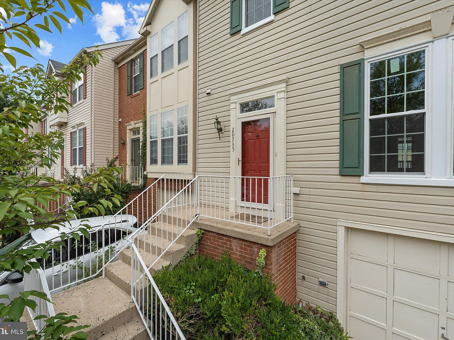 3 bed, 2.5 bath, 2648 sqft, $2,950 — Photo 3