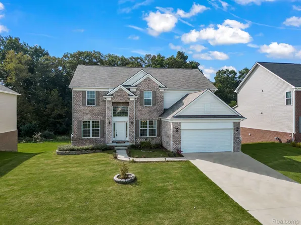 2372 Findley Cir, Lake Orion, MI 48360