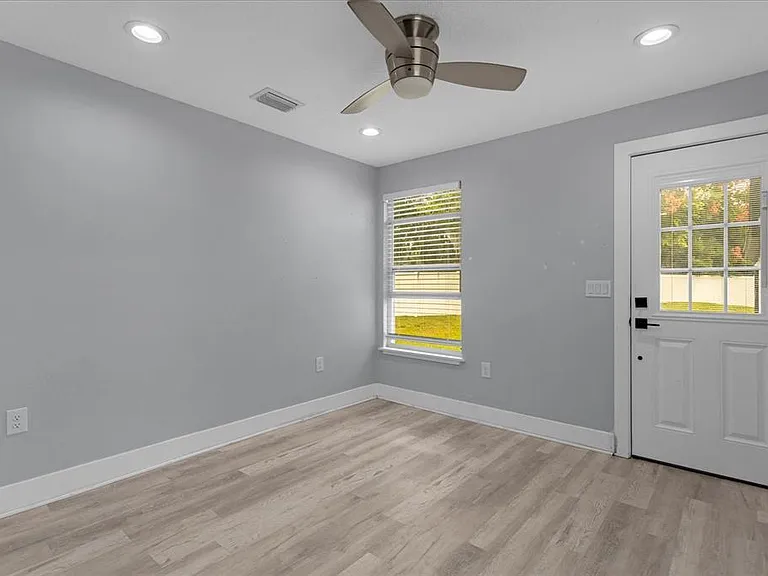 4521 Edgewater Dr #4 — Photo 3