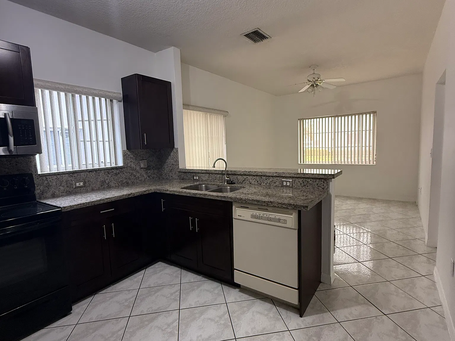 3 bed, 2350 sqft, $2,900 — Photo 4