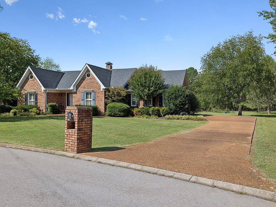1st image of 102 Rosewood Ct