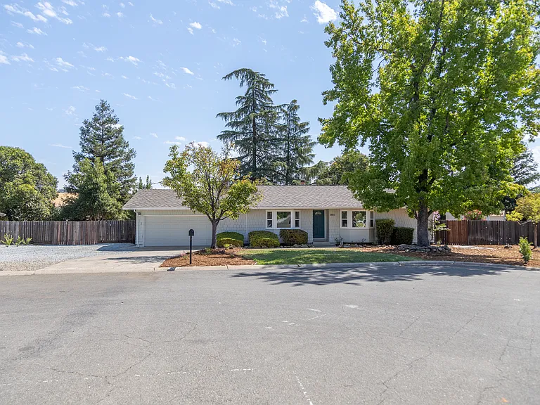 3803 Yellowstone Ct — Photo 3