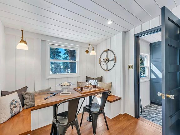 Breakfast nook