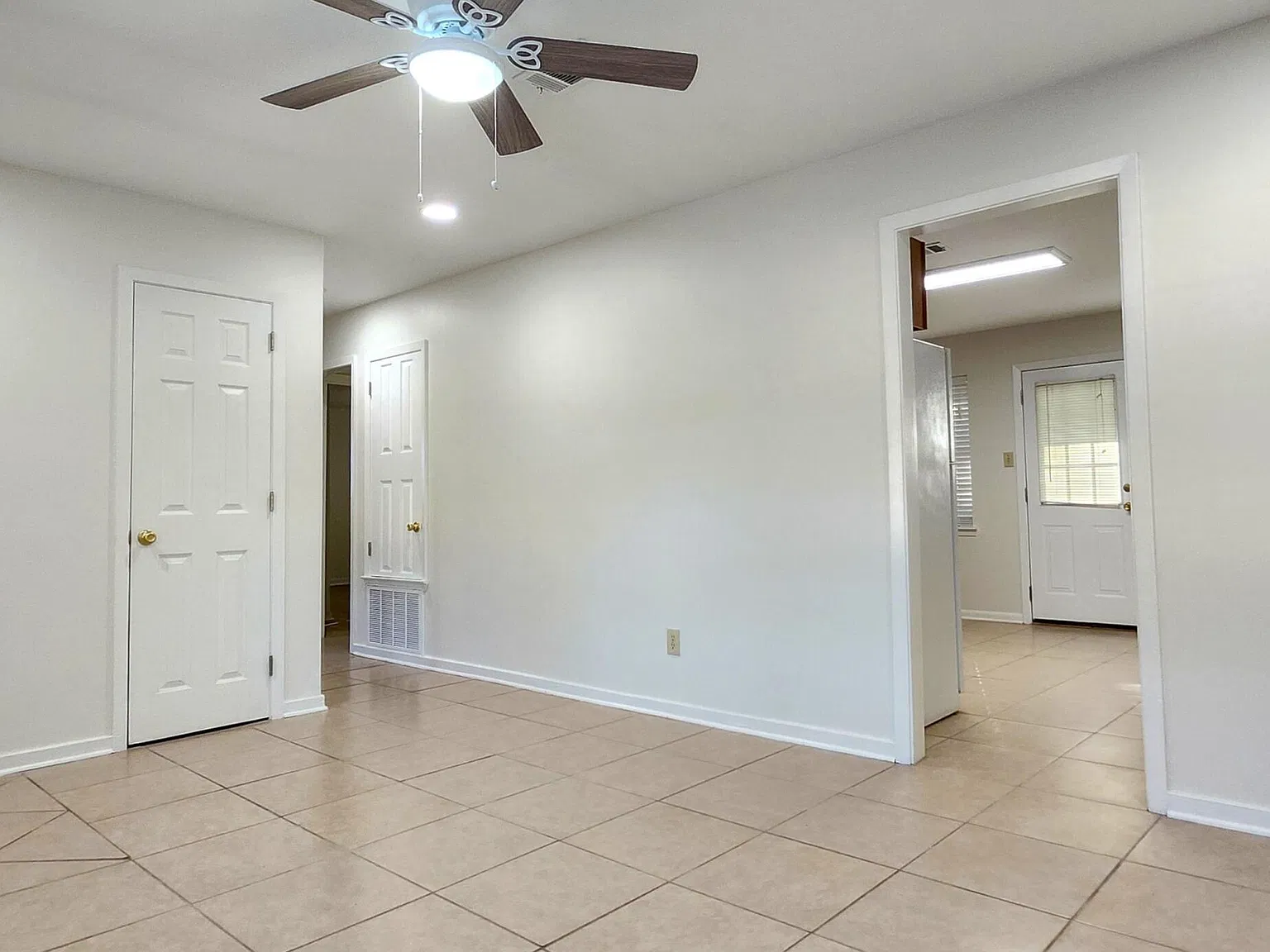 3 bed, 1.0 bath, 1080 sqft, $1,400 — Photo 3