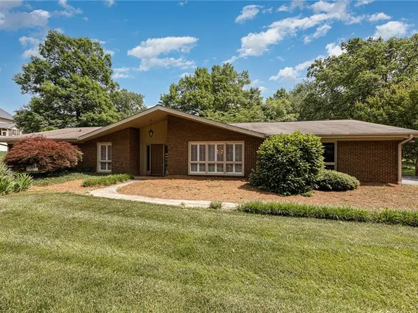 1077 Laverne Ln, Kernersville, NC 27284