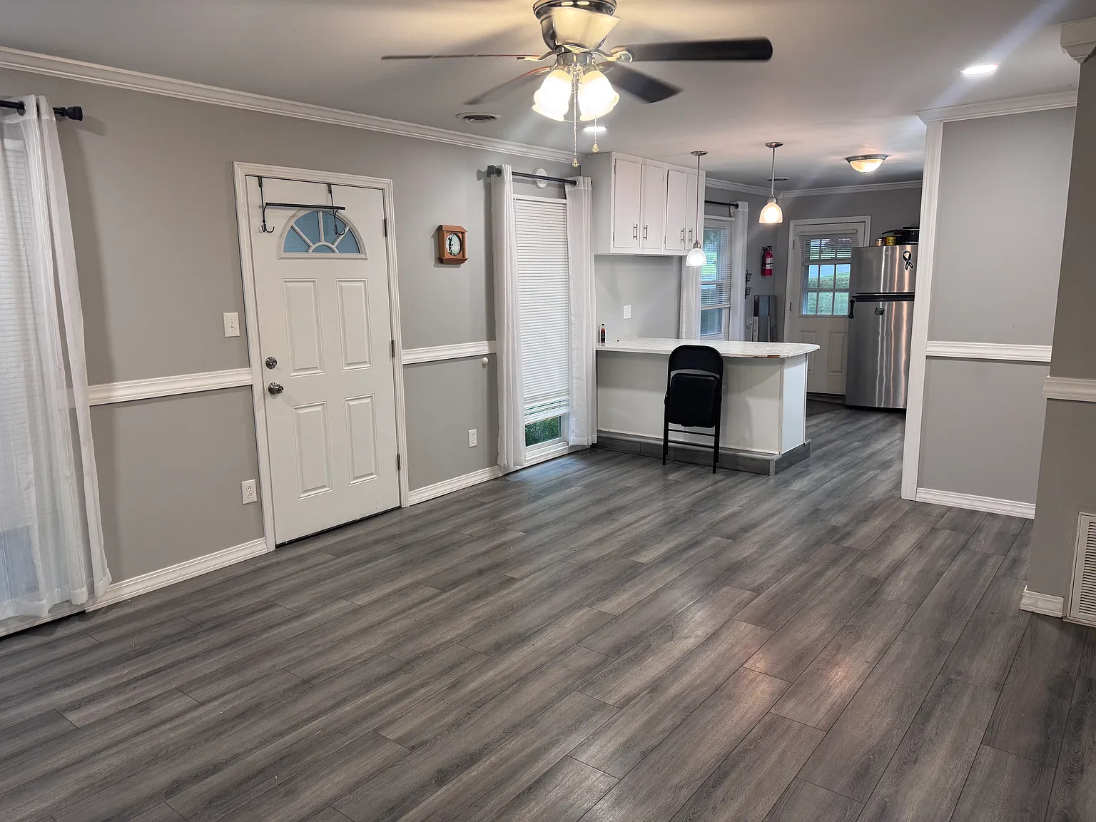3 bed, 957 sqft, $1,895 — Photo 2