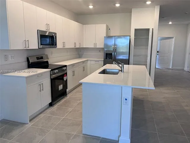 4 bed, 2.5 bath, 2750 sqft, $4,350 — Photo 2