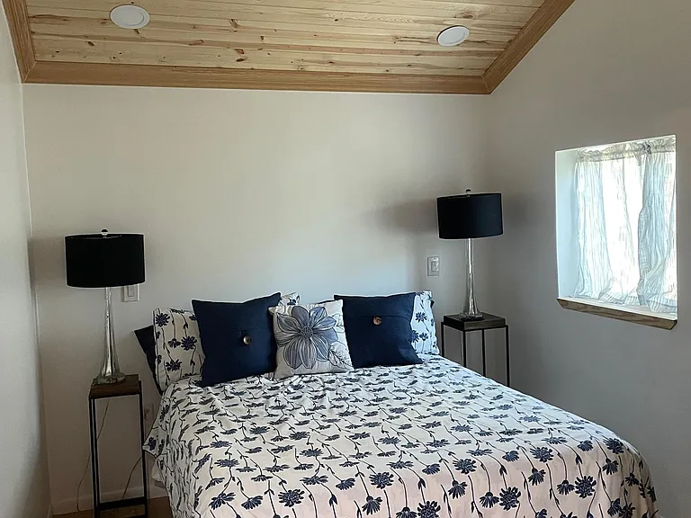b edroom 2 with walk in close