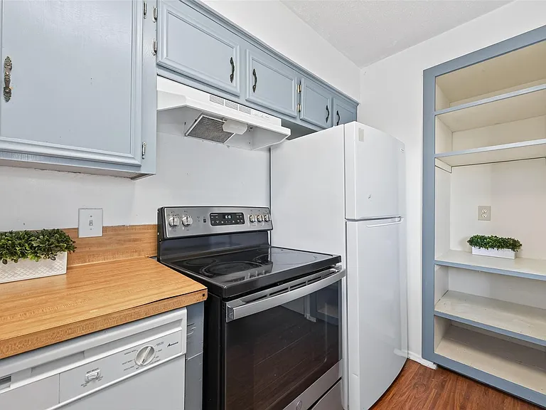 7714 Renwick Dr #D13 — Photo 10