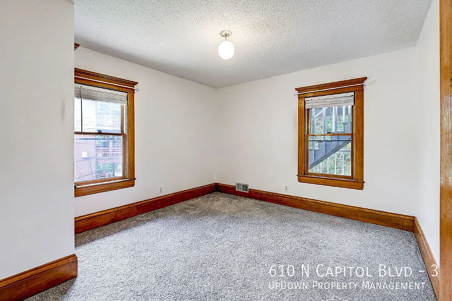 "Charming 3-Bed Sanctuary with Hardwood Elegance in Heart of Saint Paul - 1600 sq ft!" — Photo 4