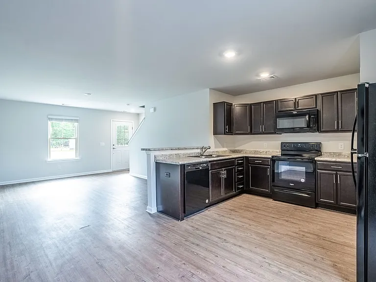 105 Cottage Way — Photo 32