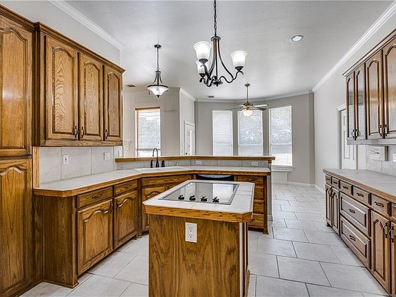 5th image of 710 Forest Oaks Dr