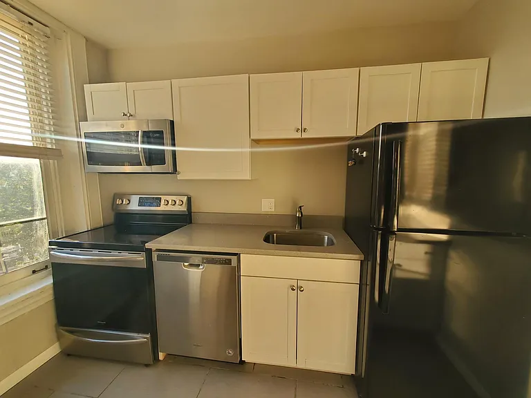 1302 Buena Vista St #3 — Photo 3