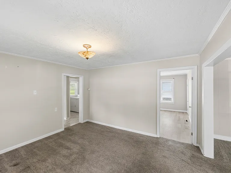 313 Knox St — Photo 7