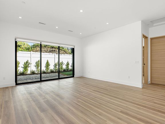 5th image of 19533 Strathern St