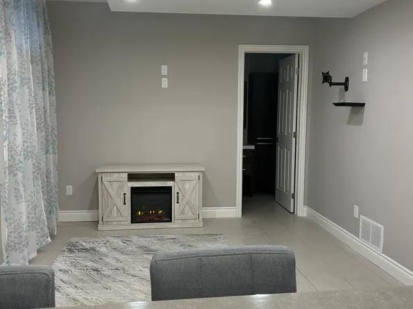 130 Napoli Dr #2, Hamilton, ON L9C 6X2