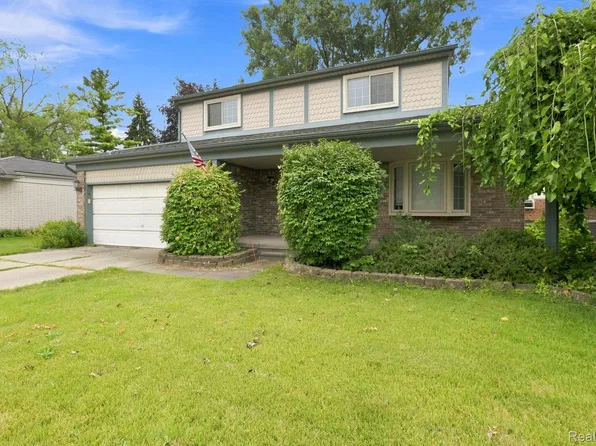 18238 Red Oaks Dr, Macomb, MI 48044
