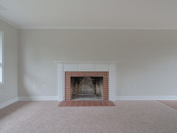 5th image of 1303 Crestview Dr
