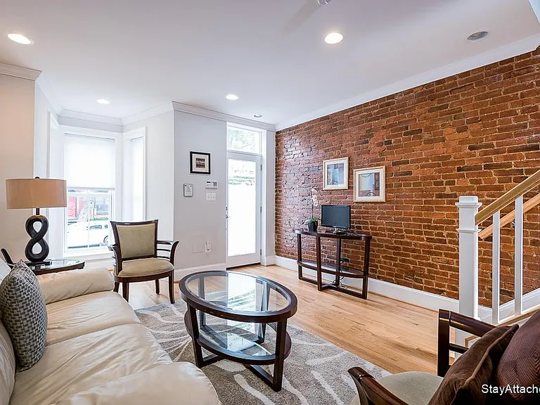 221 E St NE — Photo 2