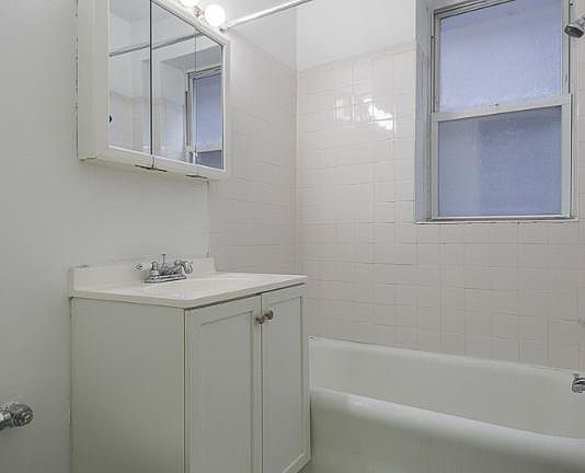 4th image of 711 W Belmont Ave APT 302