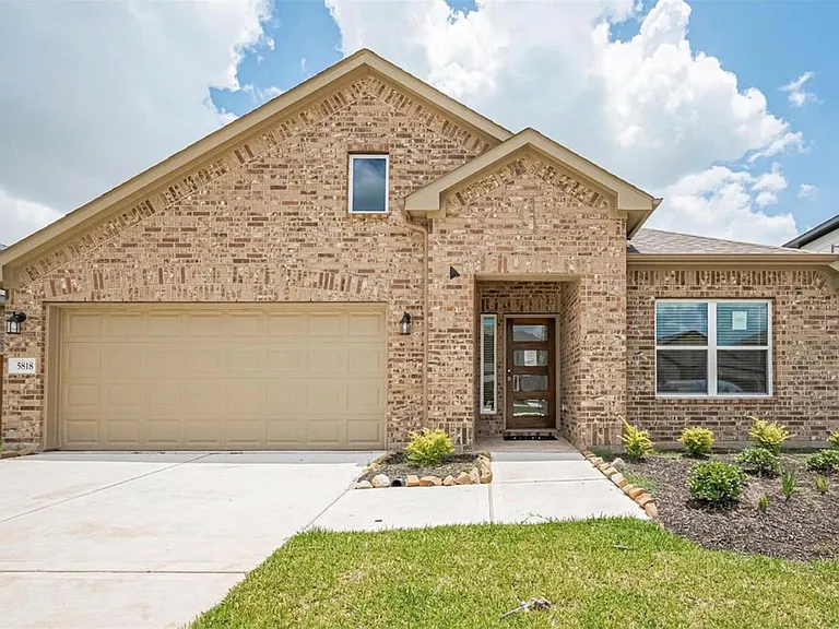 5818 Capri Forest Dr — Photo 1