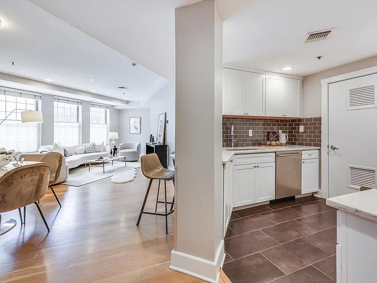 1100 Clinton St #101 — Photo 9