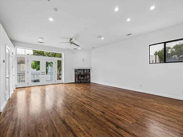 2510 Genesee St — Photo 8