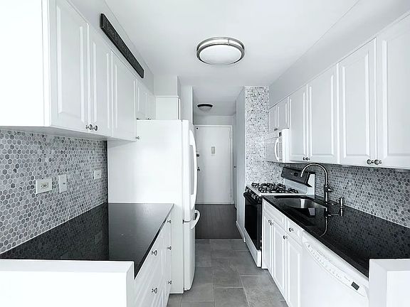 5th image of 75 Henry St APT 8J