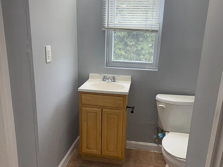2nd fl en suite bath