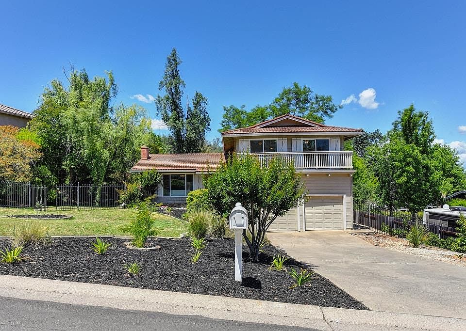 1st image of 921 Yosemite Ln