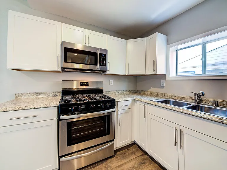 2030 Pioneer Ave — Photo 4