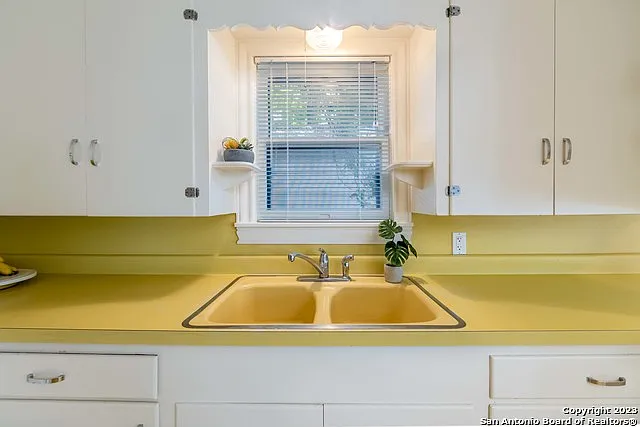 465 S Guenther Ave — Photo 6