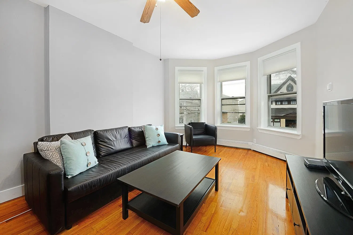 2 bed, 1.0 bath, 1100 sqft, $2,448 — Photo 2