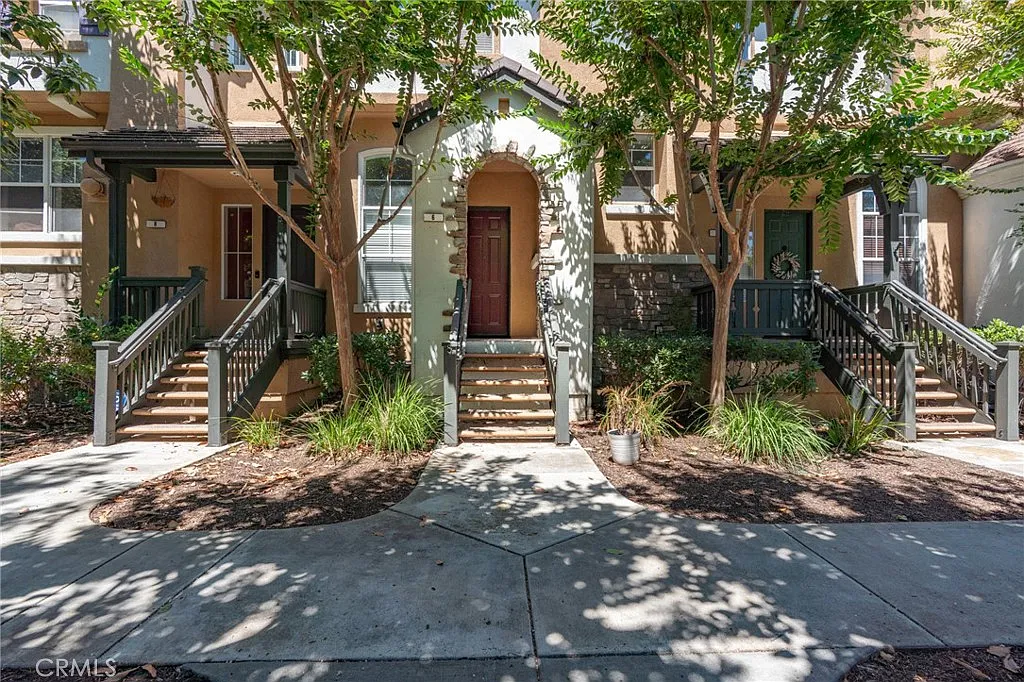 3 bed, 2.5 bath, 1360 sqft, $3,800 — Photo 2