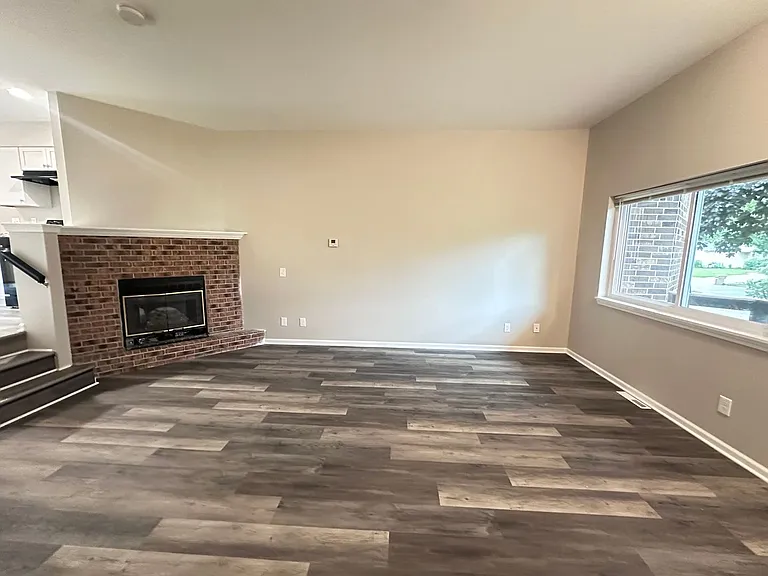 817-831 Jana Ln — Photo 2