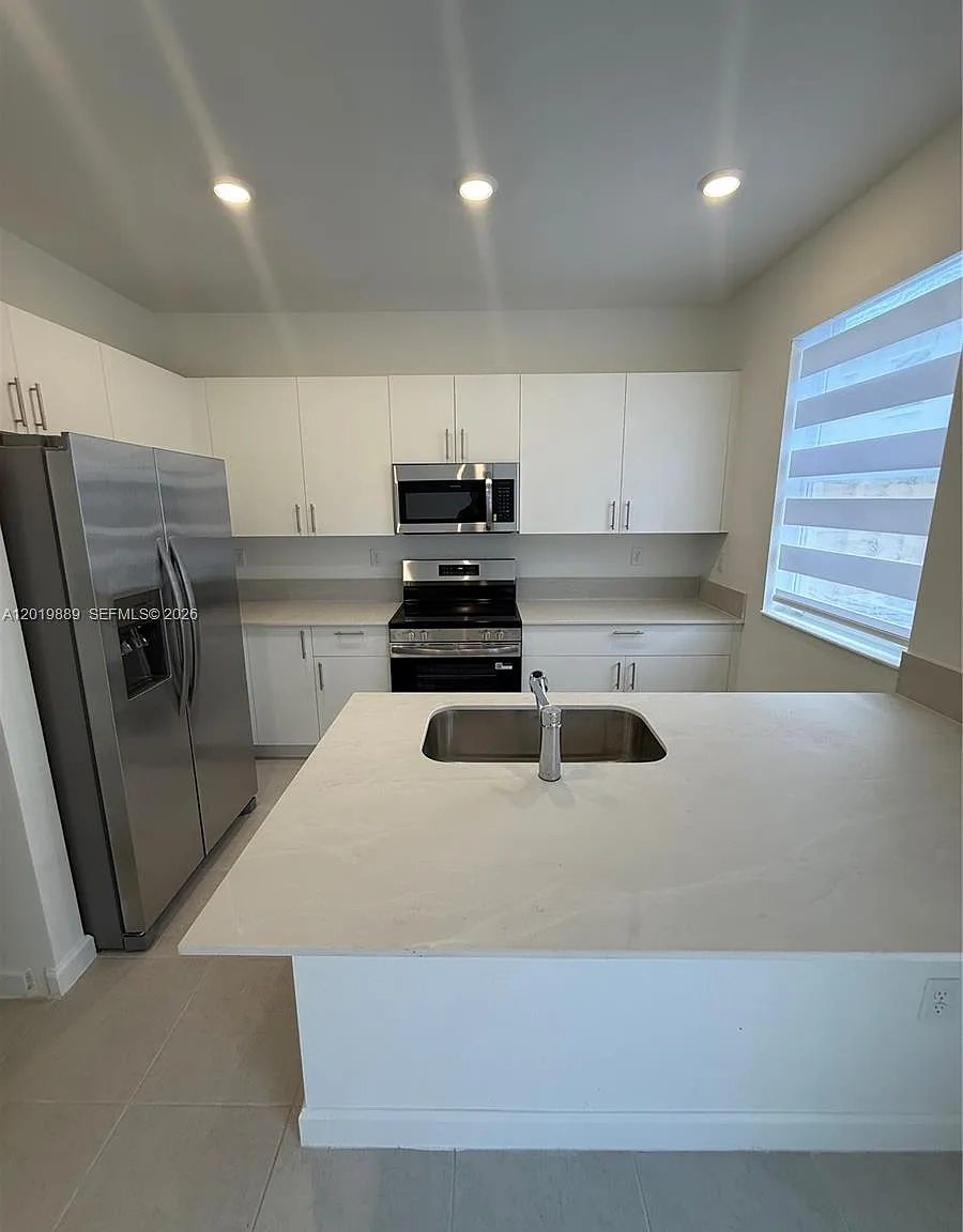 3 bed, 2.5 bath, $2,800 — Photo 2