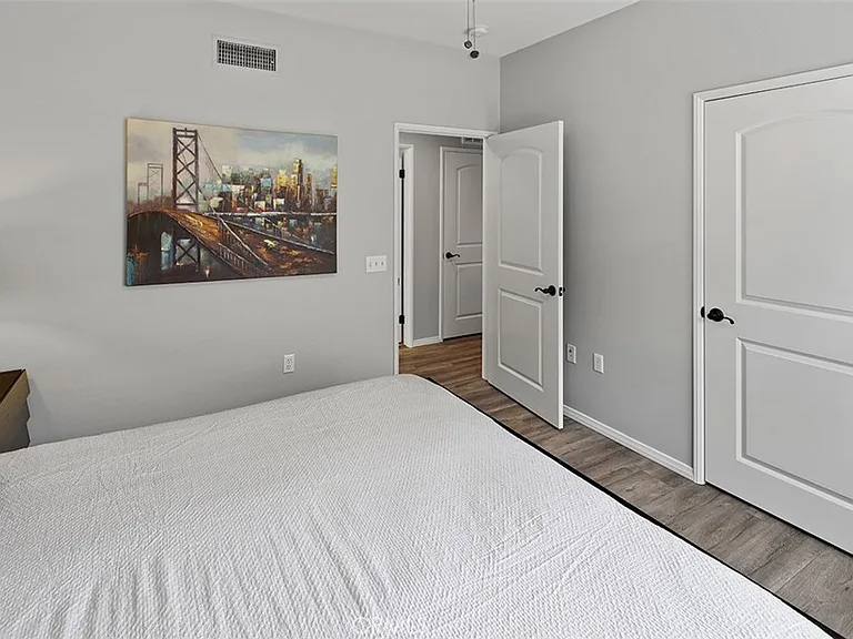 553 S Kroeger St — Photo 15