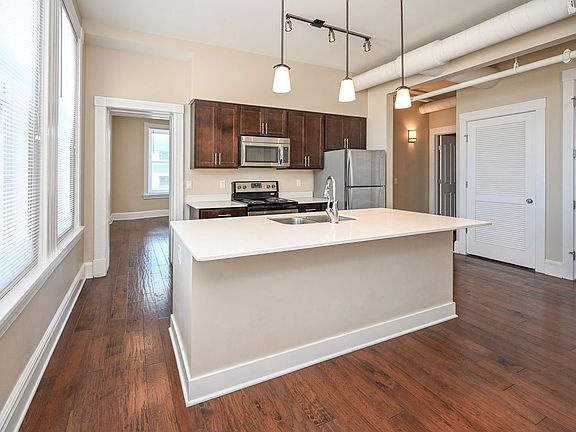 4th image of 975 E McMillan St #402