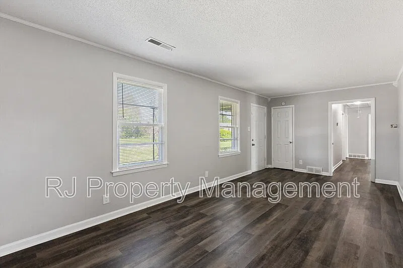 4 bed, 2.0 bath, $1,395 — Photo 4