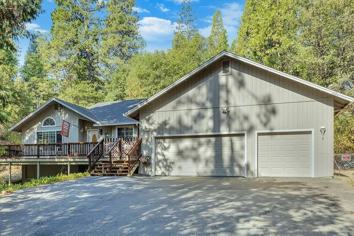 23020 Frediani Way photo 1
