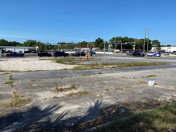 4th image of 5948 Arlington Expy