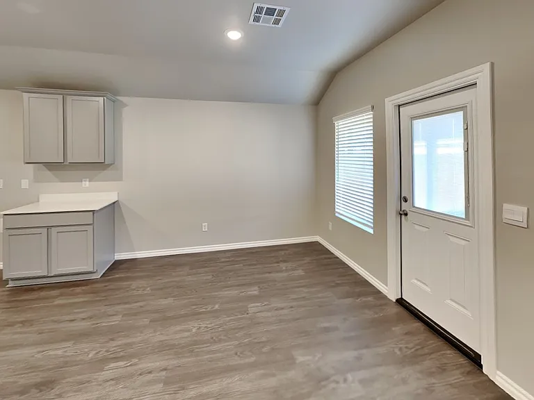 2733 Dennis Dr — Photo 8
