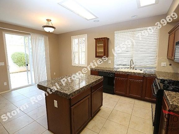 Granite counter tops & upgraded cabinets, island (with break