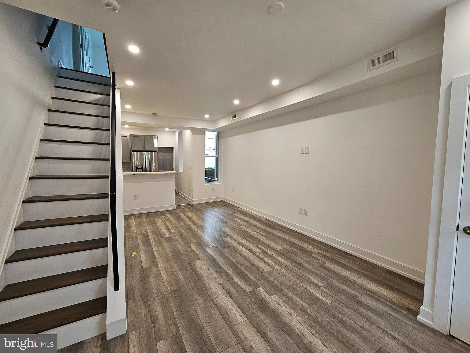 3 bed, 2.0 bath, 1982 sqft, $1,650 — Photo 2