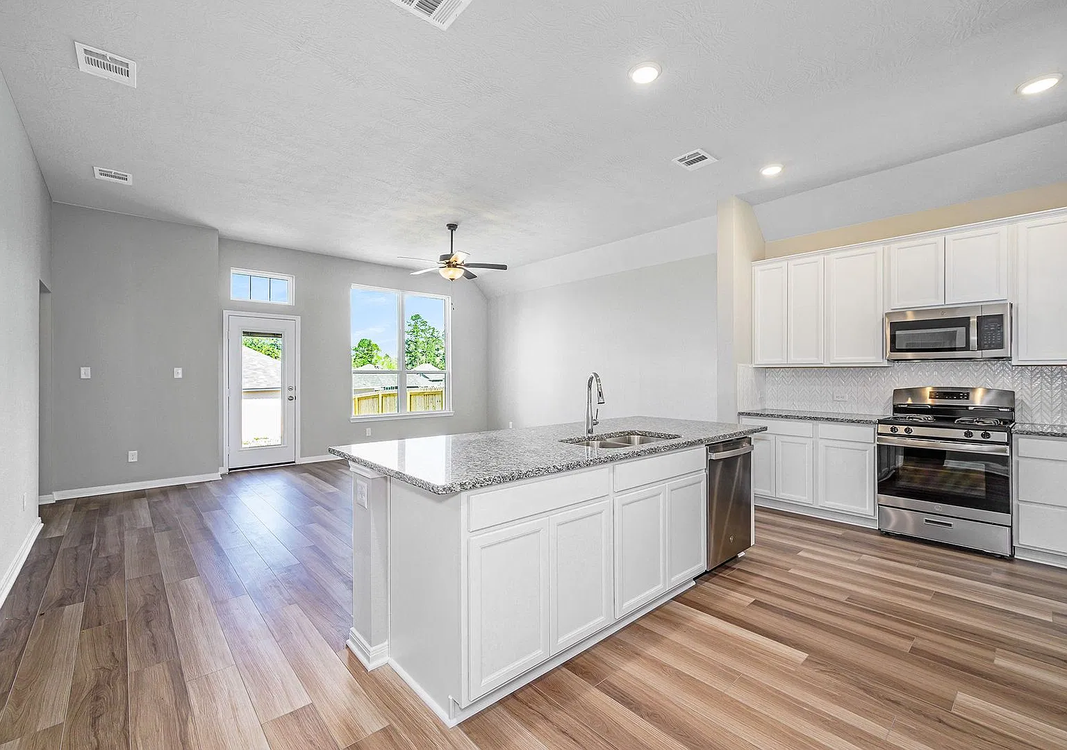 Sterling Ridge 3/2 with new paint & flooring — Photo 2