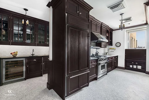 Sold by Warburg | media 4
