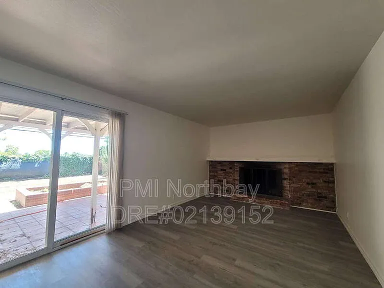 1325 Canterbury Dr — Photo 3