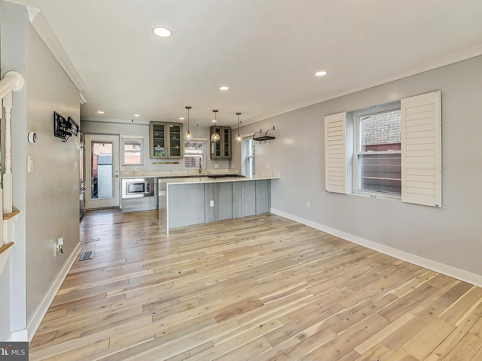 3 bed, 2.0 bath, 1200 sqft, $3,200 — Photo 2