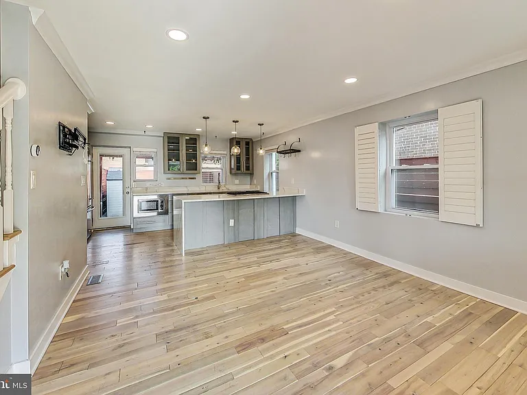 5008 6th Pl NE — Photo 2