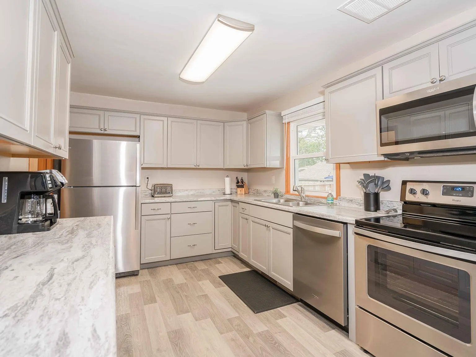 4 bed, 1790 sqft, $3,900 — Photo 2